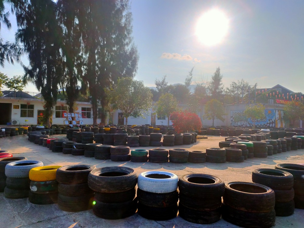 校区清幽静谧、绿植繁茂，远离城市喧嚣与不良干扰，氛围治愈包容，配套完善，适宜青少年静心疗愈、沉淀成长