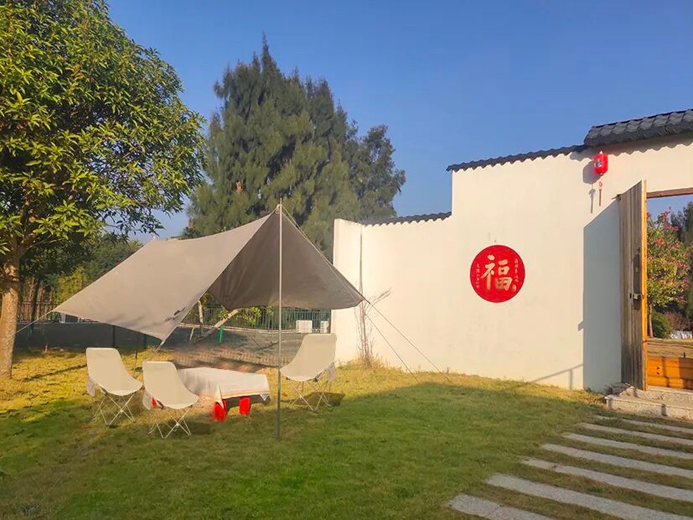 户外露营休憩区，场地开阔舒适